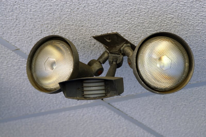 установка акустических светильников в подъезде многоквартирного дома