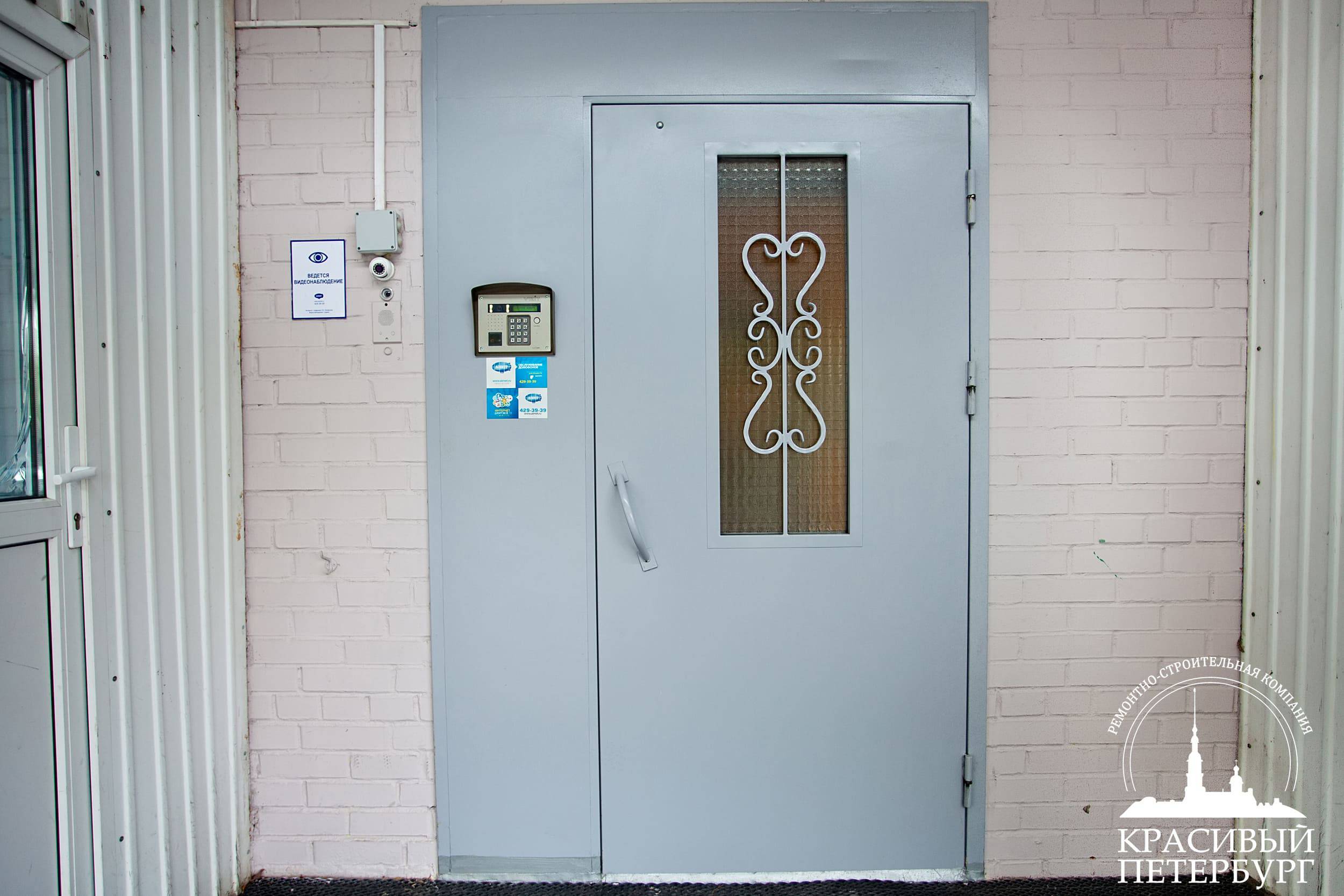 металлическая дверь в подъезд многоквартирного дома