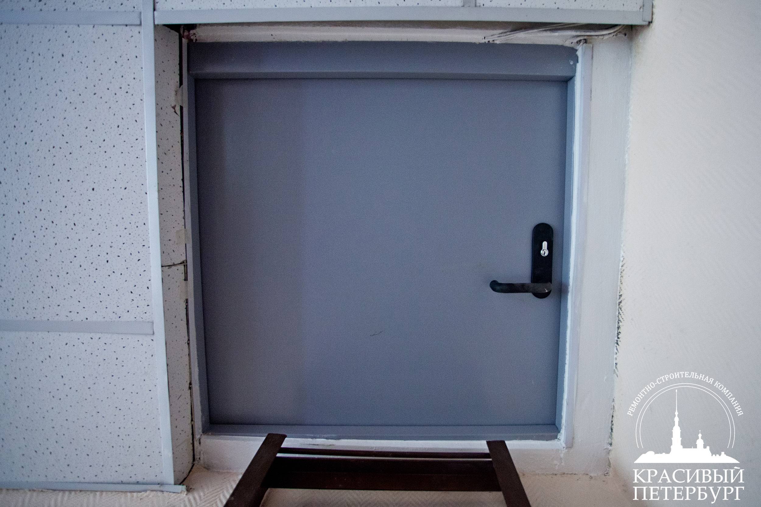 тамбурная дверь в подъезд многоквартирного дома с установкой